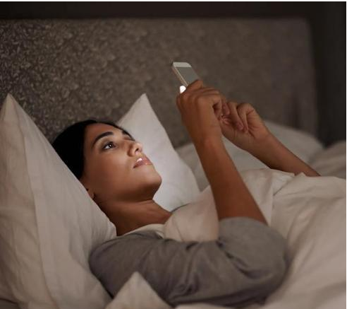睡前刷手机竟有这种好处？研究发现适量或能缓解抑郁