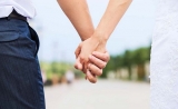“疼的话就握着我的手” | PNAS：牵手真能减轻女性痛感