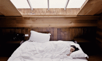 同日两篇睡眠文：睡得不好，不仅会变“傻”，还更容易“伤心”