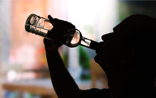 为什么酒鬼自制力差？他们可能缺少一种关键的酶