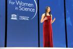 华人科学家鲍哲南获“世界杰出女科学家奖”