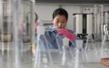 合成生物学：操纵生物制造业