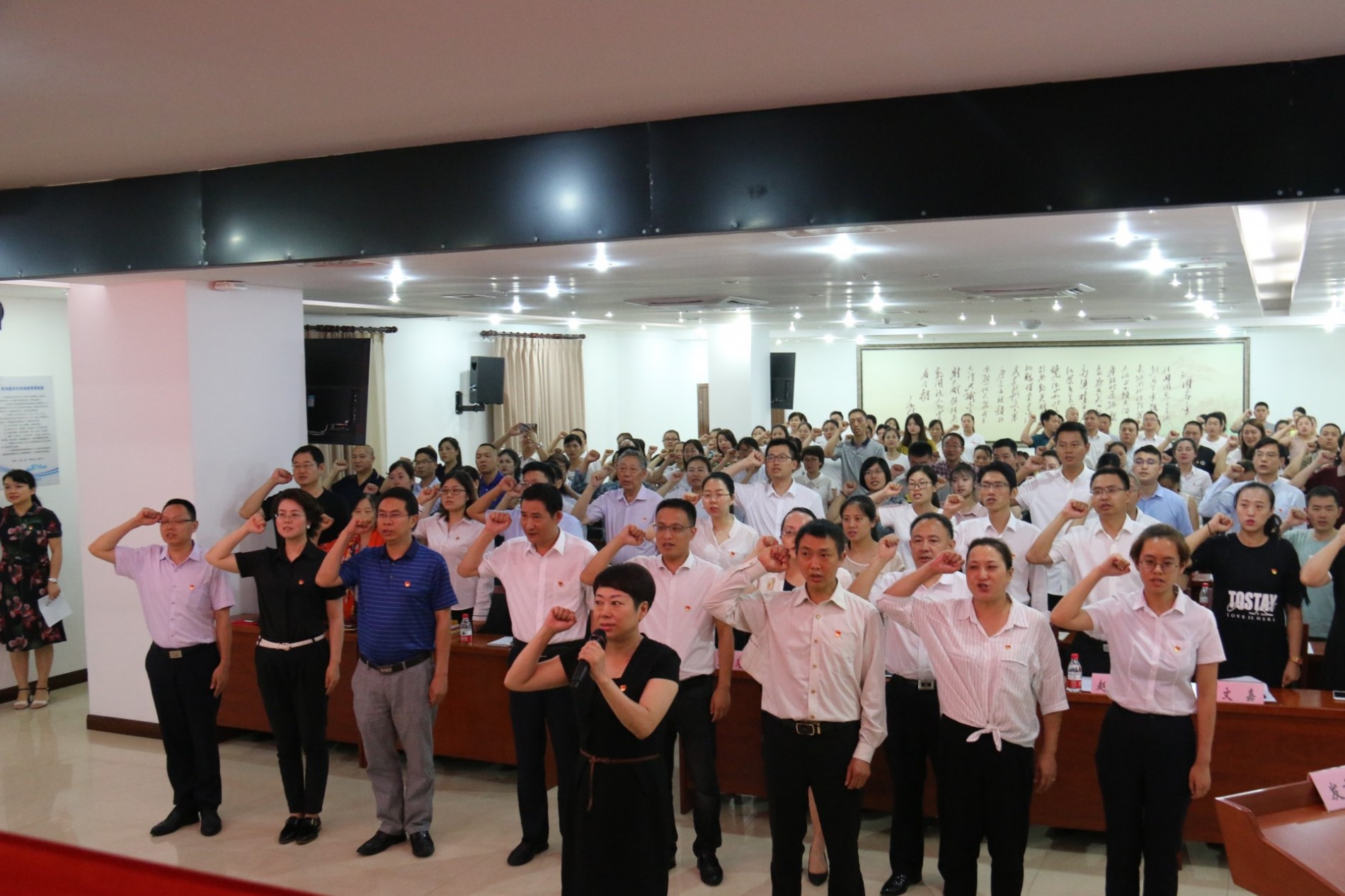 鲜红党旗赤诚心-祝贺高圣医药张华美同志荣获“优秀共产党员”的称号